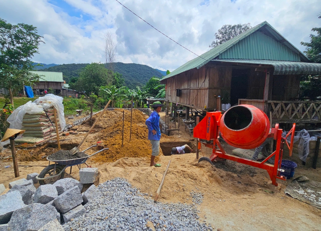 Có điện bà con làng Canh Tiến sử dụng máy móc để xây nhà nhanh hơn và đỡ tốn công. (Ảnh: T.N)