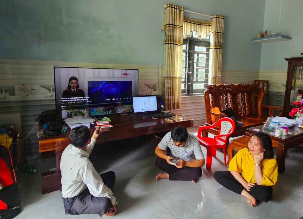 Người dân làng Canh Tiến xem ti vi để nắm tin tức và và học tập những mô hình phát triển kinh tế hay để áp dụng tại địa phương. (Ảnh: T.N) 