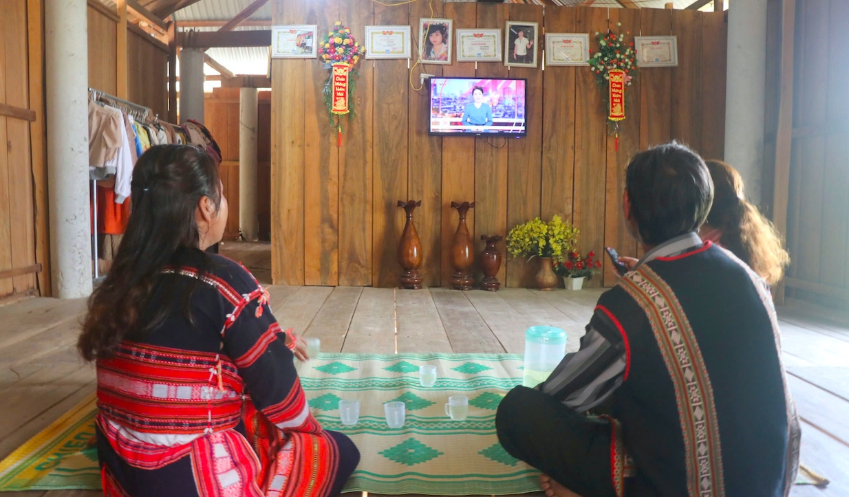 Từ khi có điện, hầu như nhà nào ở làng Canh Tiến cũng sắm ti vi để xem. (Ảnh: T.N)