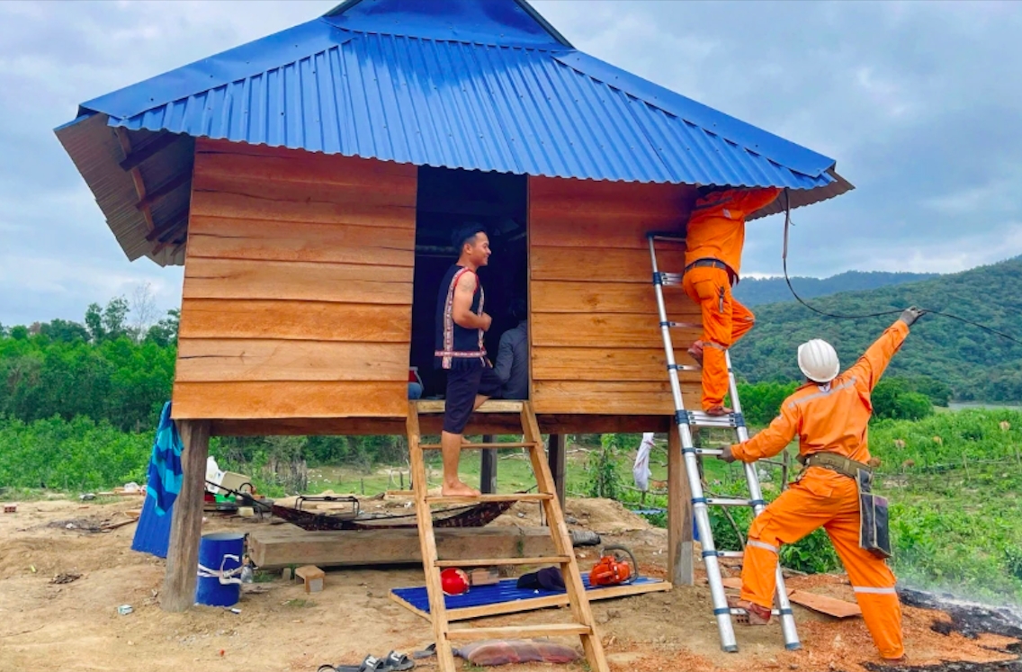 Tết năm nay, nhà nào ở làng Canh Tiến cũng được lắp đặt điện lưới quốc gia. (Ảnh: T.T)