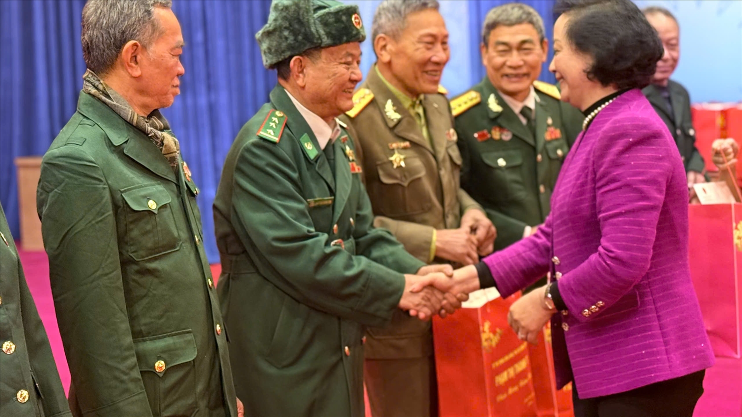 Phó Thủ tướng tặng quà Tết cho người có công, gia đình chính sách (ảnh Trọng Bảo)