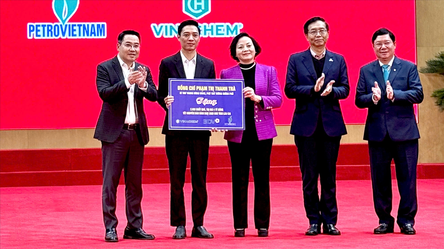 Phó Thủ tướng trao tặng 2.800 suất quà cho hộ nghèo, hộ nghèo, gia đình chính sách, người có công trên địa bàn tỉnh Lào Cai (ảnh Trọng Bảo)