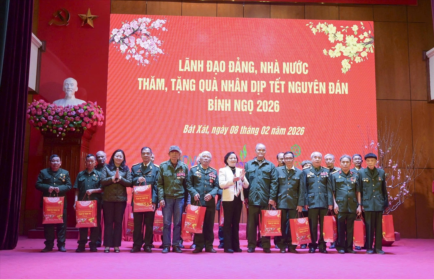 Phó Thủ tướng tặng quà Tết cho người có công, gia đình chính sách (ảnh Trọng Bảo)