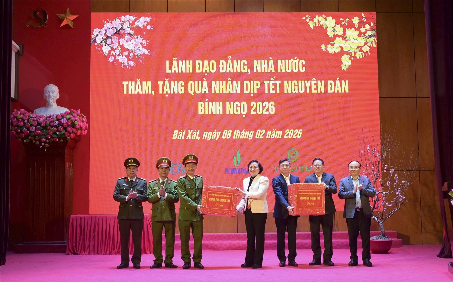 Phó Thủ tướng Phạm Thị Thanh Trà tặng quà Tết cấp ủy Đảng, chính quyền, lực lượng vũ trang trên địa bàn xã Bát Xát, Trịnh Tường (ảnh Trọng Bảo)