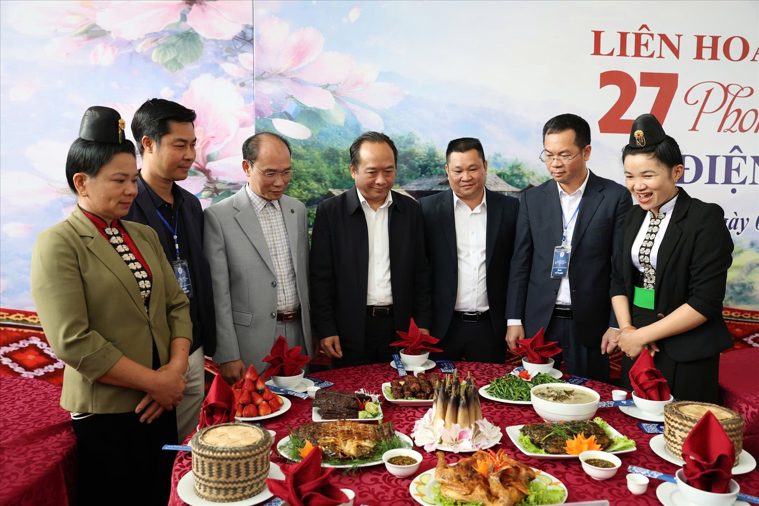 Các đại biểu nghe thuyết minh giới thiệu về mâm cỗ