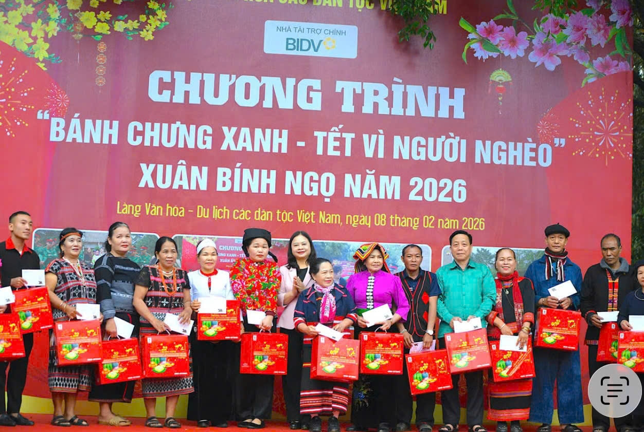 Ban Tổ chức chương trình trao các phần quà cho các gia đình có hoàn cảnh khó khăn ở 2 xã Đoài Phương, Yên Bài và đồng bào các dân tộc sinh sống tại Làng Văn hoá Du lich các dân tộc Việt Nam