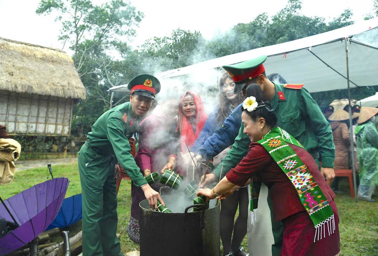 Các chiến sĩ Trường Sĩ quan Lục quân 1 cùng bà con các dân tộc sinh sống tại Làng trực tiếp gói những chiếc bánh chưng nghĩa tình, gửi trao tới các gia đình có hoàn cảnh khó khăn, lan tỏa tinh thần sẻ chia trong những ngày giáp Tết. 