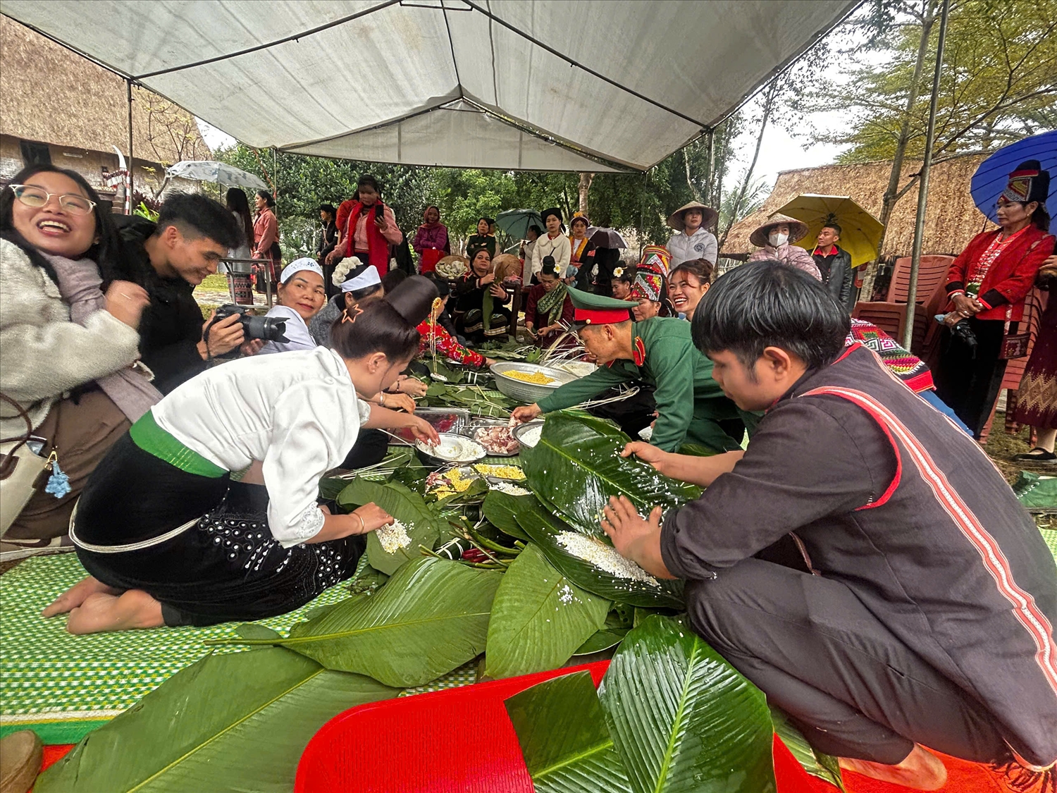 Hoạt động gói bánh chưng xanh vì người nghèo diễn ra trong không khí ấm áp, gắn kết các thế hệ cùng chung tay gìn giữ nét đẹp Tết Việt. 