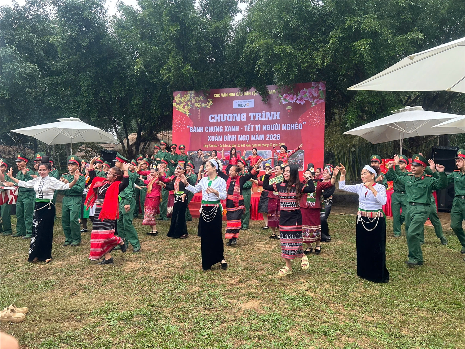 Các chiến sĩ Trường Sĩ quan Lục quân 1 giao lưu biểu diễn văn nghệ với đồng bào các dân tộc sinh sống tại Làng