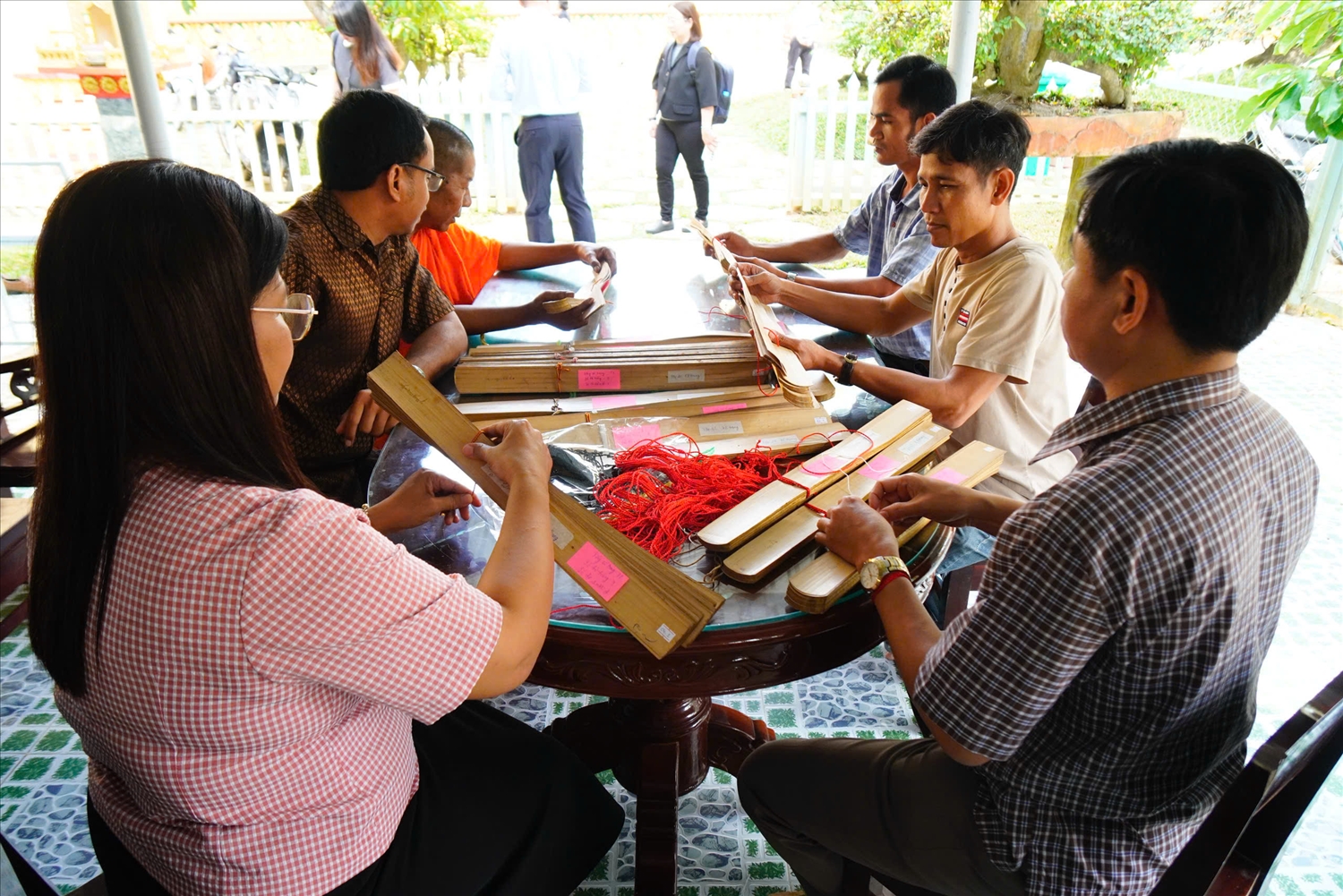 Kinh sách lá buông giữ vị trí đặc biệt trong đời sống văn hóa, tinh thần của đồng bào Khmer Nam Bộ