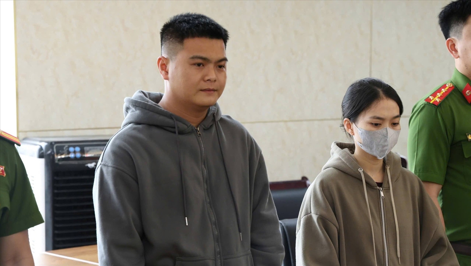 Hiền và Trang tại cơ quan công an. (Ảnh Công an cung cấp)