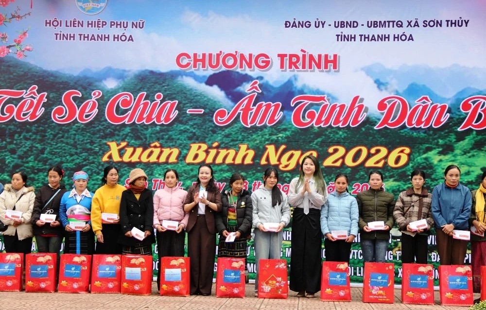 Chủ tịch Hội LHPN tỉnh và Chủ tịch Hiệp hội Doanh nhân nữ tỉnh Thanh Hóa tặng quà cho phụ nữ nghèo