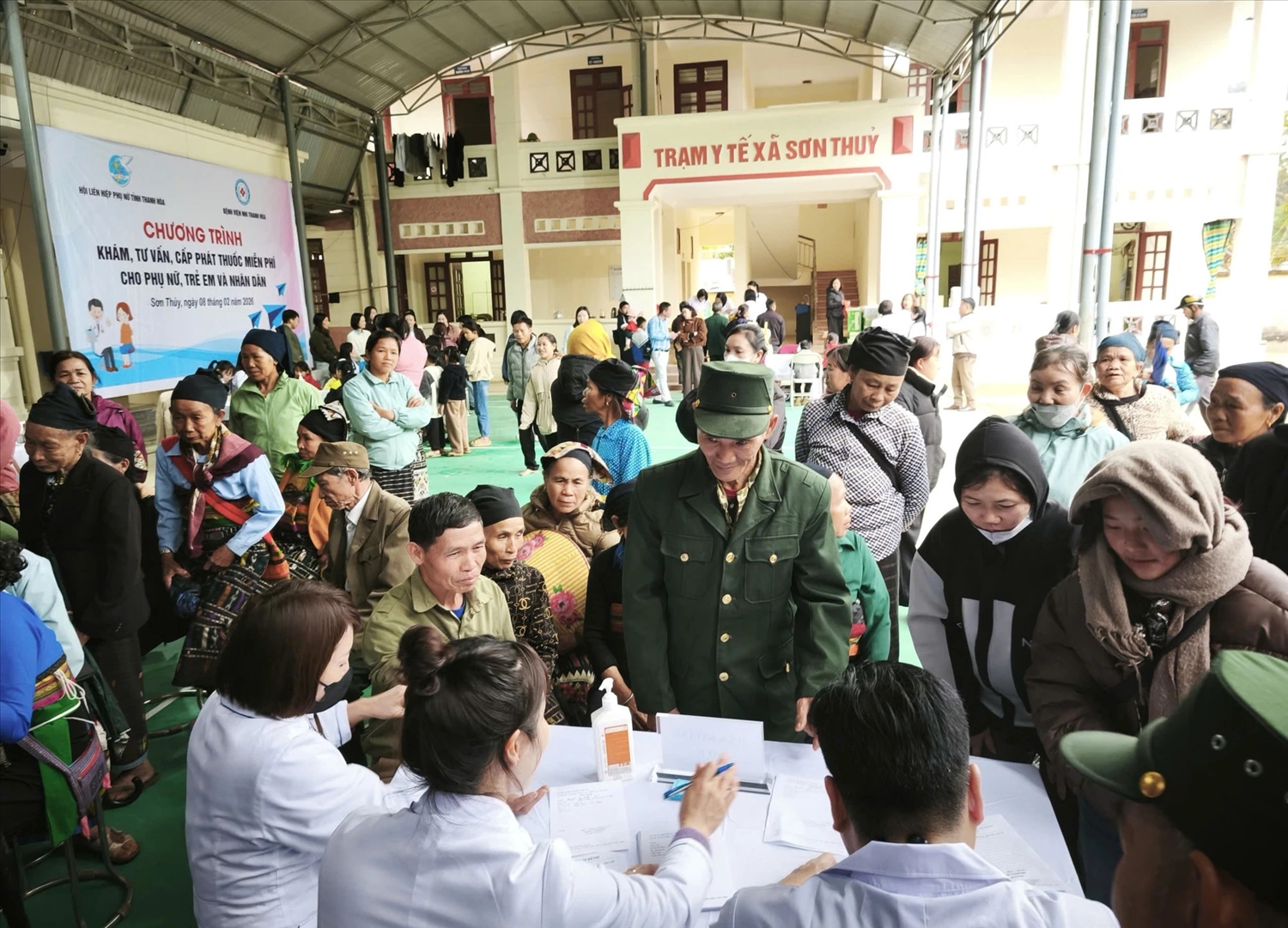 Đội ngũ bác sỹ Bệnh viện Nhi Thanh Hoá thăm khám bệnh cho người dân xã biên giới Sơn Thủy
