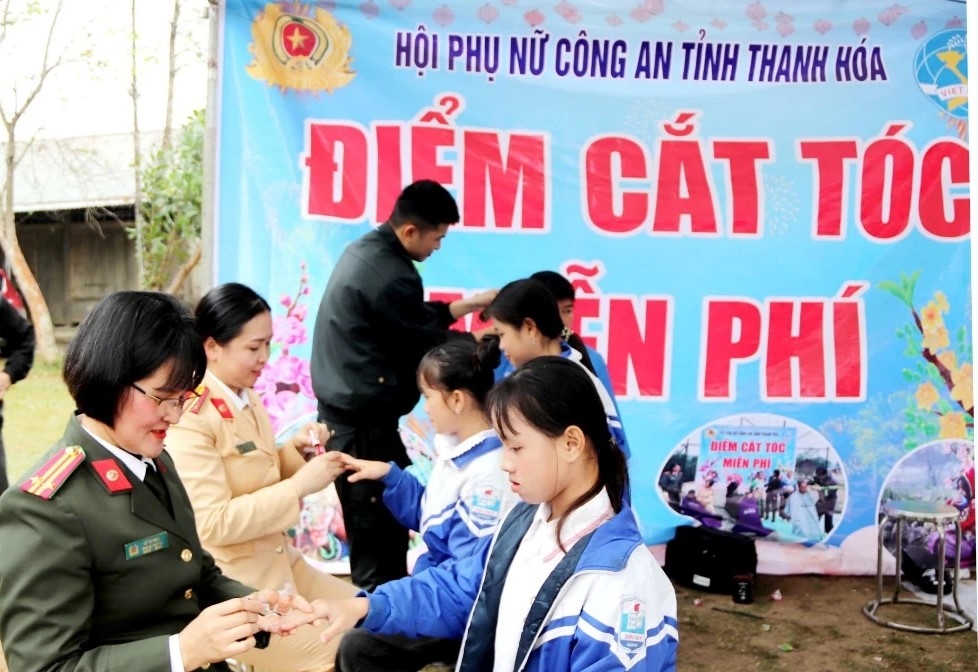 Hội Phụ nữ Công an tỉnh cắt tóc miễn phí cho người dân 