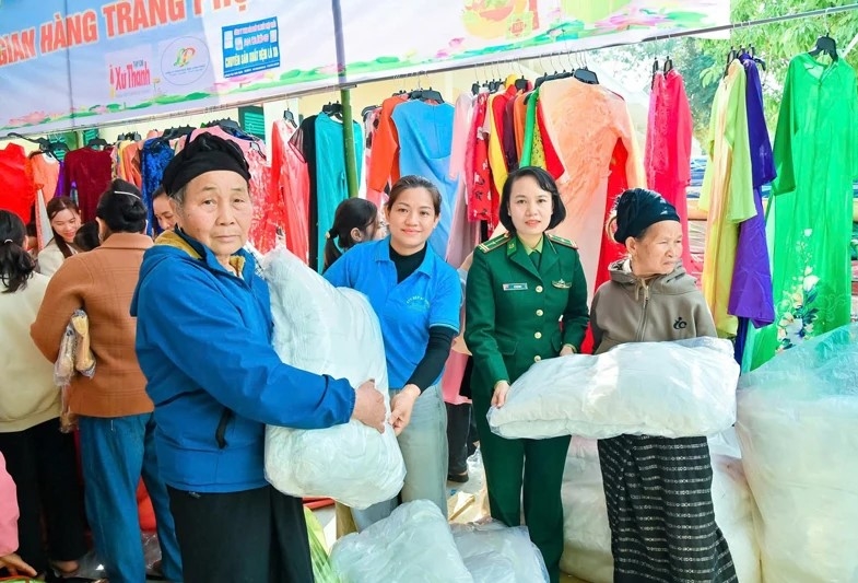 Người dân xã Quang Chiểu nhận quà tại “Gian hàng 0 đồng” trong chương trình “Xuân biên phòng - Ấm lòng dân bản”.