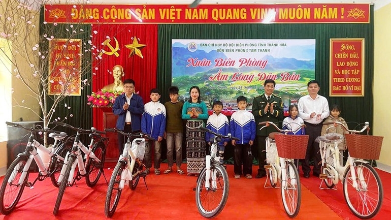 Đồn Biên phòng Tam Thanh trao tặng xe đạp cho học sinh đi học