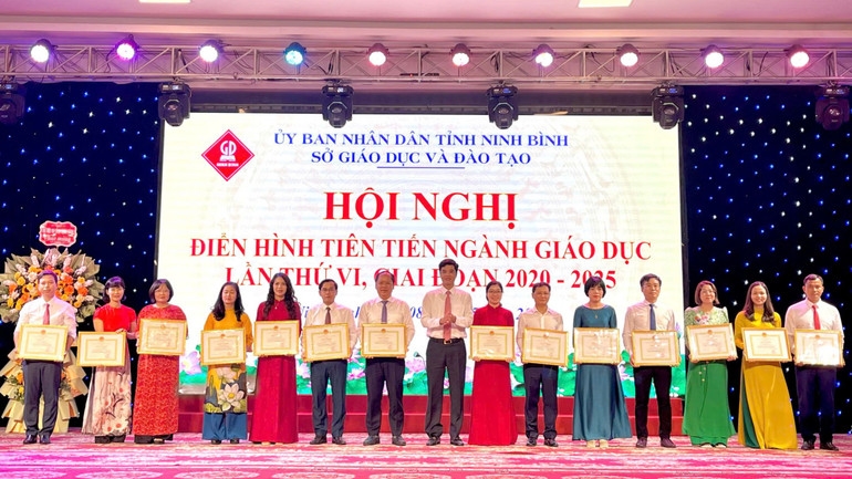 Lãnh đạo Sở Giáo dục và Đào tạo tỉnh Ninh Bình trao giấy khen cho các cá nhân có thành tích xuất sắc trong phong trào thi đua yêu nước, giai đoạn 2020-2025. ảnh CTV