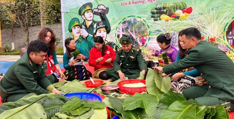 Bộ đội Biên phòng cùng người dân xã Yên Khương gói bánh chưng xanh.
