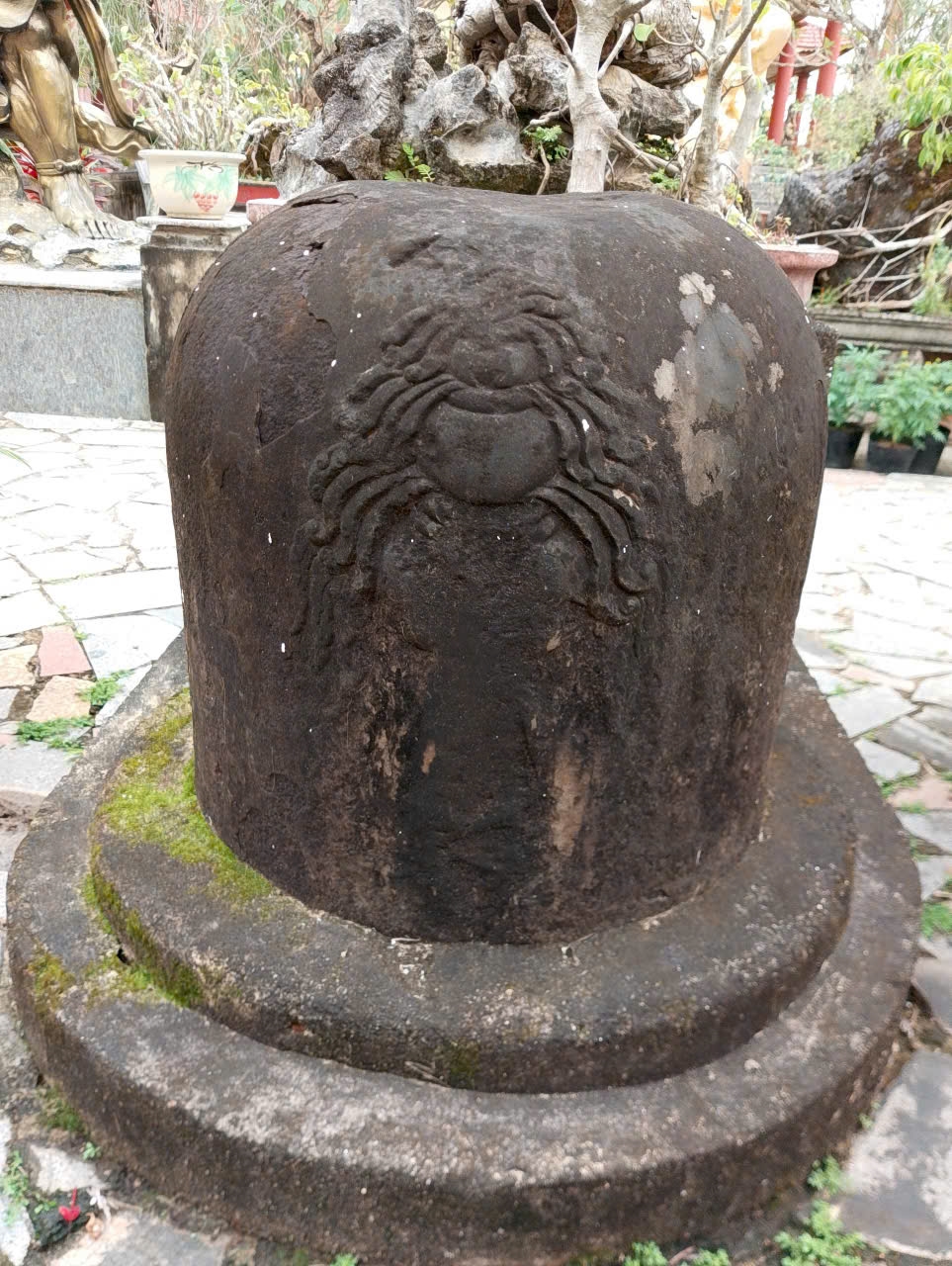 Linga nằm bên phải sau cổng vào chùa Thiên Trúc - Ảnh Xuân Hiền