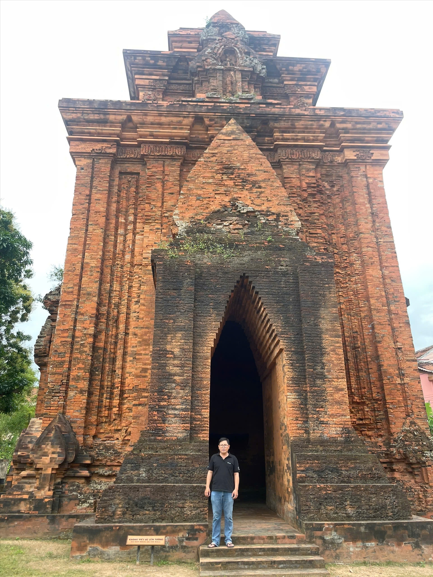 Tác giả tại tháp Bình Lâm - Ảnh Xuân Hiền