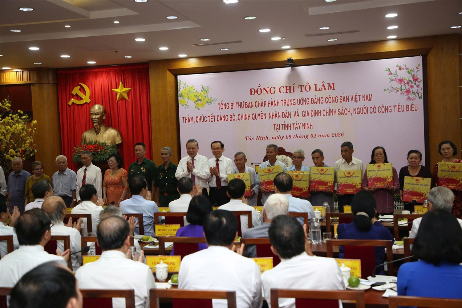 Tổng Bí thư Tô Lâm chúc Tết Đảng bộ, chính quyền, nhân dân tỉnh Tây Ninh. 