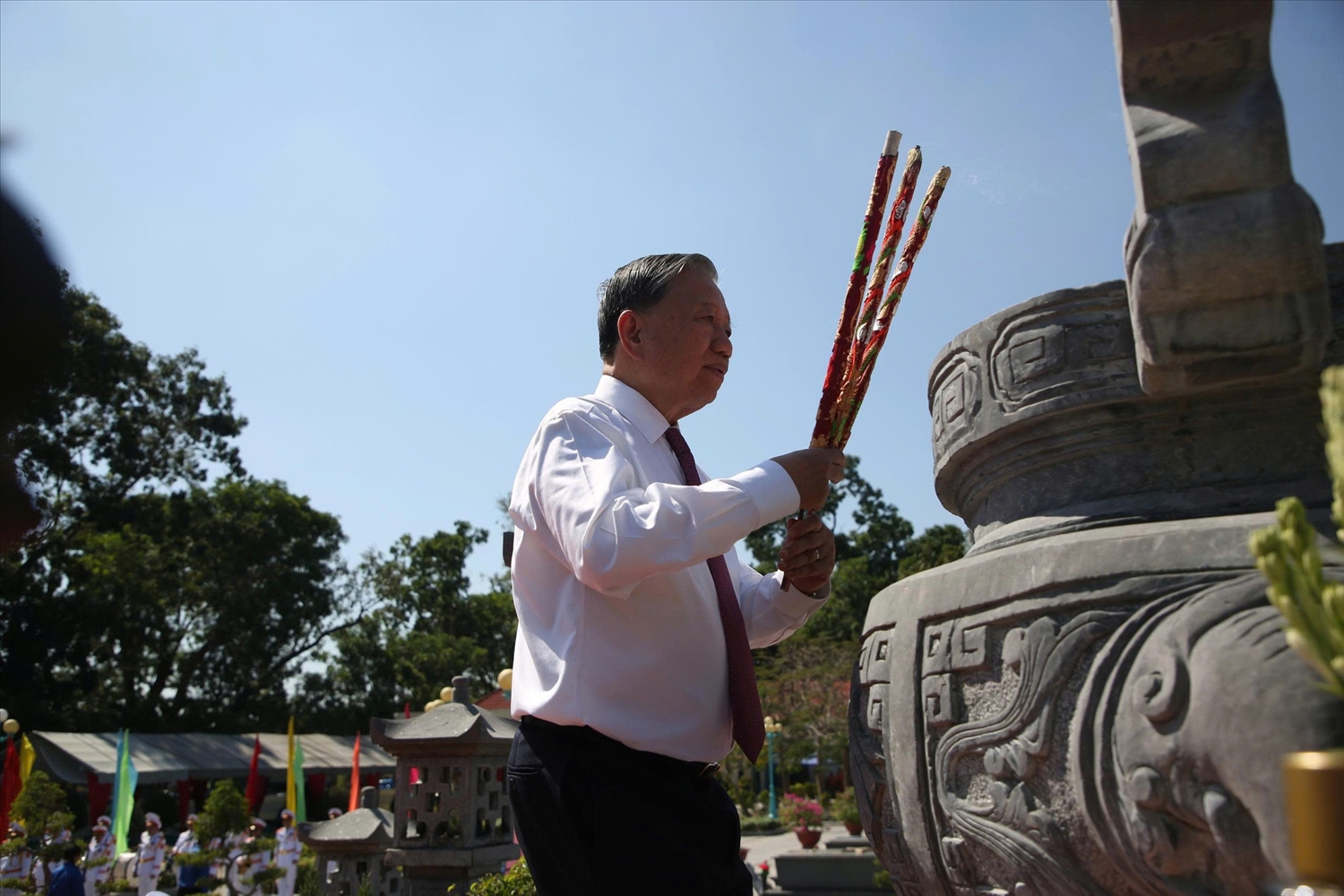 Tổng Bí thư Tô Lâm và Đoàn công tác của Trung ương viếng Nghĩa trang liệt sĩ Trà Võ. 