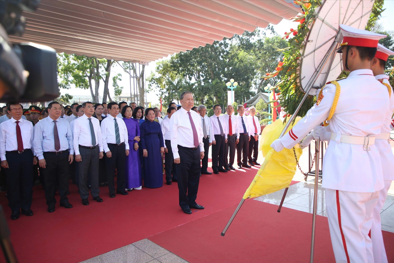 Tổng Bí thư Tô Lâm và Đoàn công tác của Trung ương viếng Nghĩa trang liệt sĩ Trà Võ. 