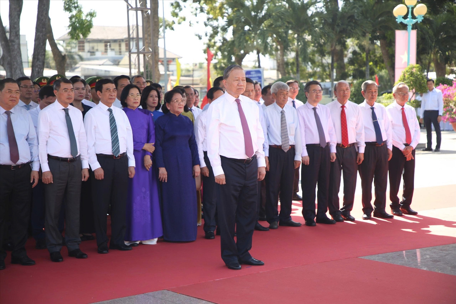 Tổng Bí thư Tô Lâm và Đoàn công tác của Trung ương viếng Nghĩa trang liệt sĩ Trà Võ. 