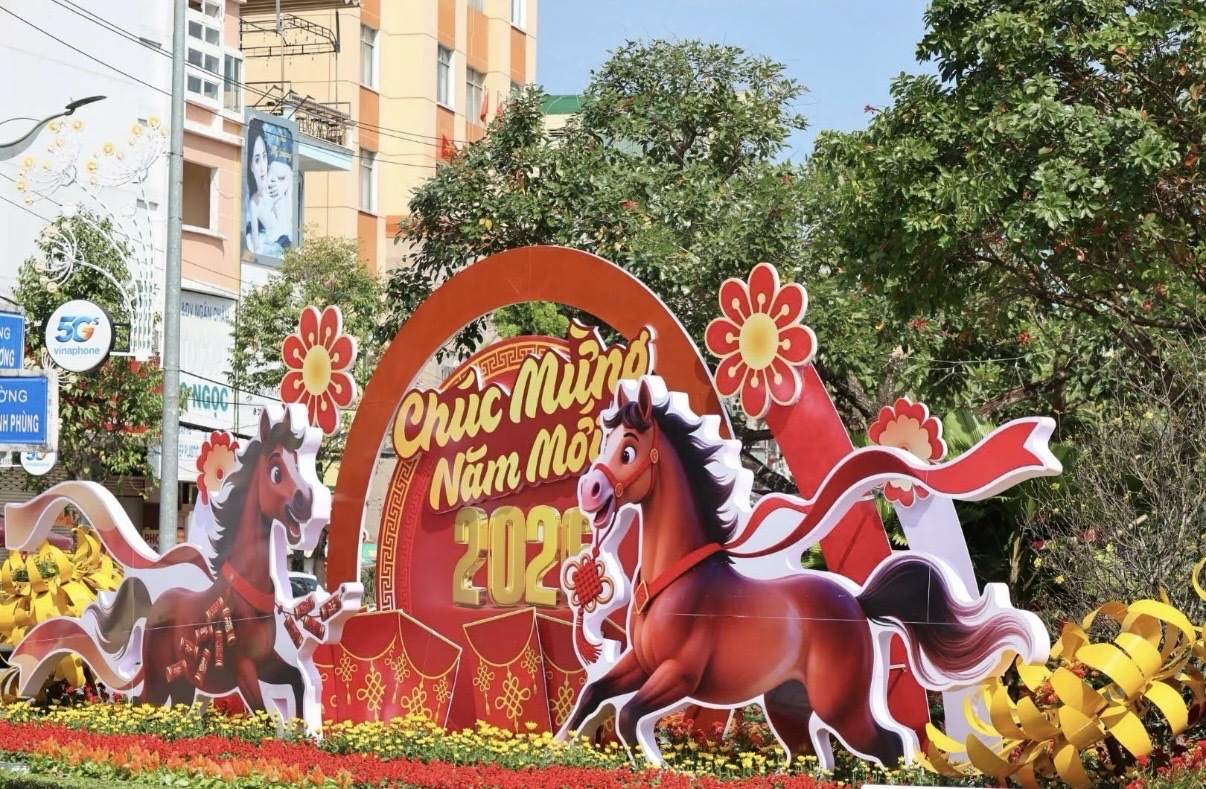 Những ngày này, khu vực đô thị trung tâm tỉnh Quảng Ngãi đang được “thay áo mới” với hàng loạt tiểu cảnh hoa, linh vật và hệ thống chiếu sáng nghệ thuật (Ảnh minh họa).