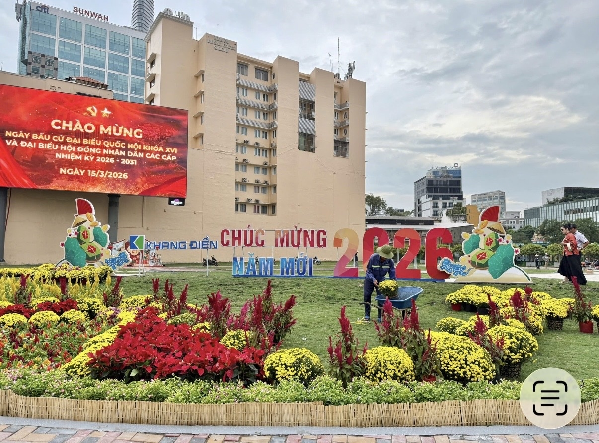 Khu đất số 39 Lê Lợi, phường Sài Gòn (TP. Hồ Chí Minh) với các phông nền được trang trí mang đậm văn hóa Tết của người Việt Nam (Ảnh MH).