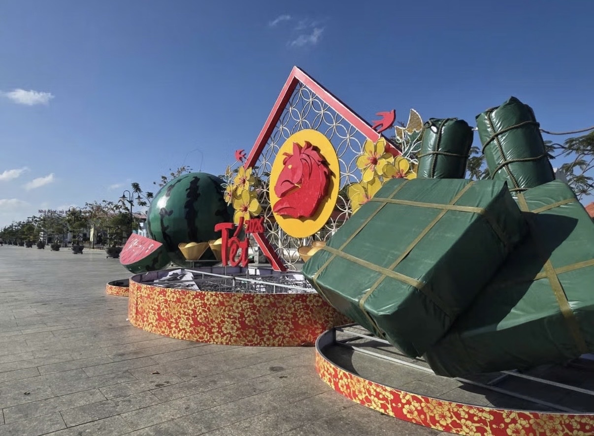 Trung tâm xã Phước Long, tỉnh Cà Mau được trang trí linh vật và biểu tượng bánh chưng xanh - mạng đậm không khí ngày Tết (Ảnh: Nguyễn Du)