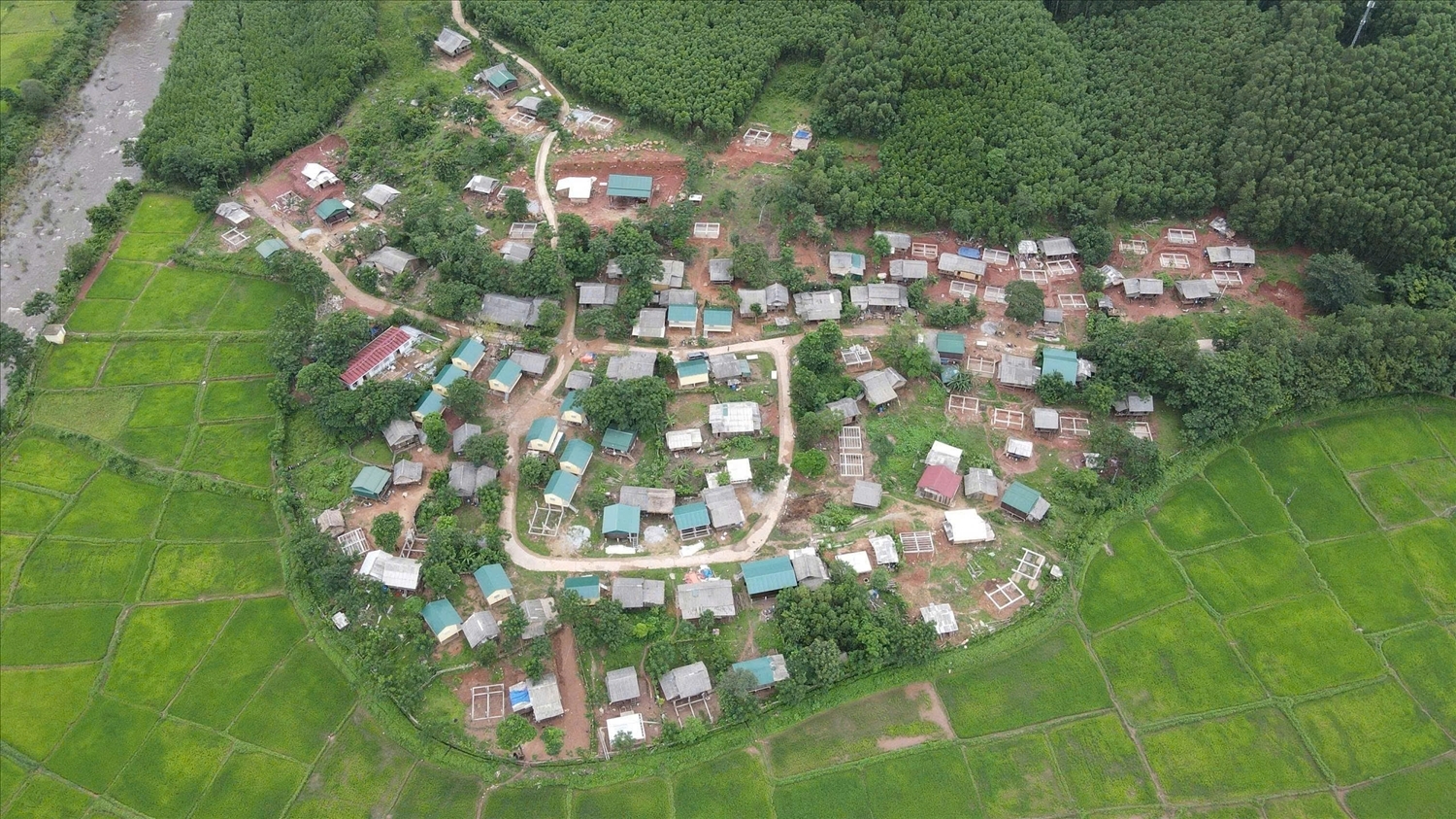 Bản K. Ai, xã Dân Hóa, tỉnh Quảng Trị khoác lên mình tấm áo mới đón Xuân. Ảnh: Phạm Tiến