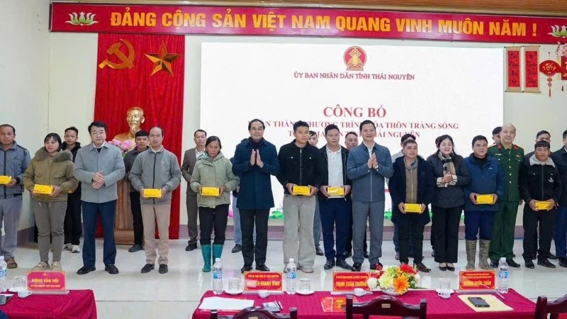 Lãnh đạo tỉnh Thái Nguyên trao tặng điện thoại di động thông minh cho các trưởng thôn, bản (Ảnh: Hương Lan)