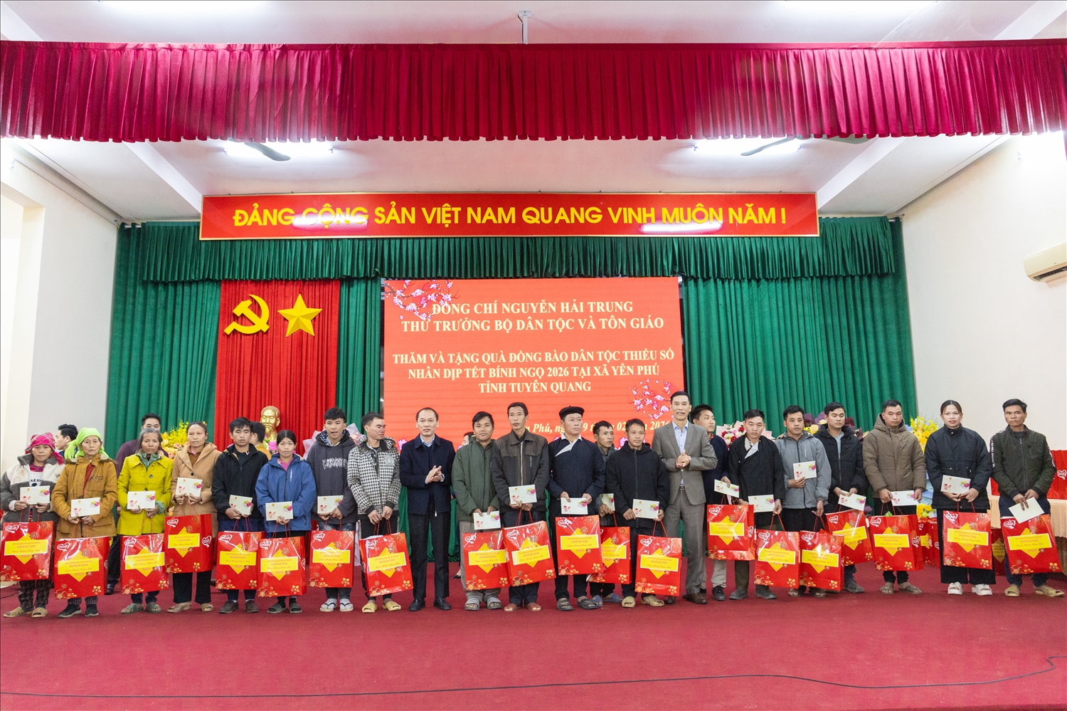 Thành viên trong Đoàn công tác trao tặng quà Tết cho các hộ đồng bào DTTS nghèo trên địa bàn xã Yên Phú