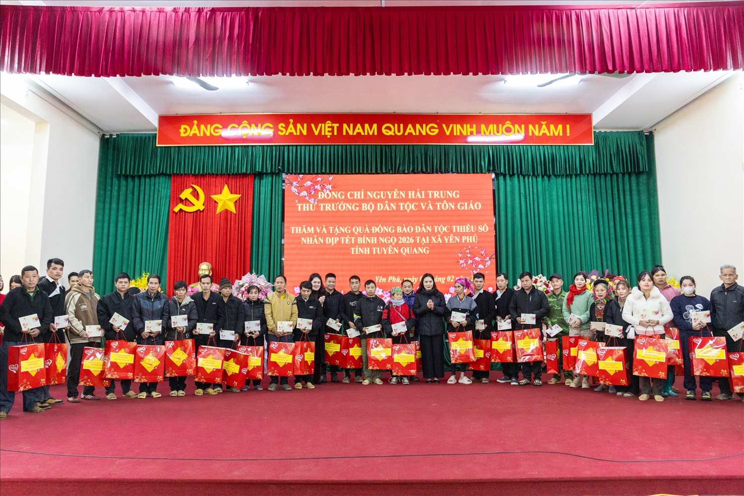 Thành viên trong Đoàn công tác trao tặng quà Tết cho các hộ đồng bào DTTS nghèo trên địa bàn xã Yên Phú