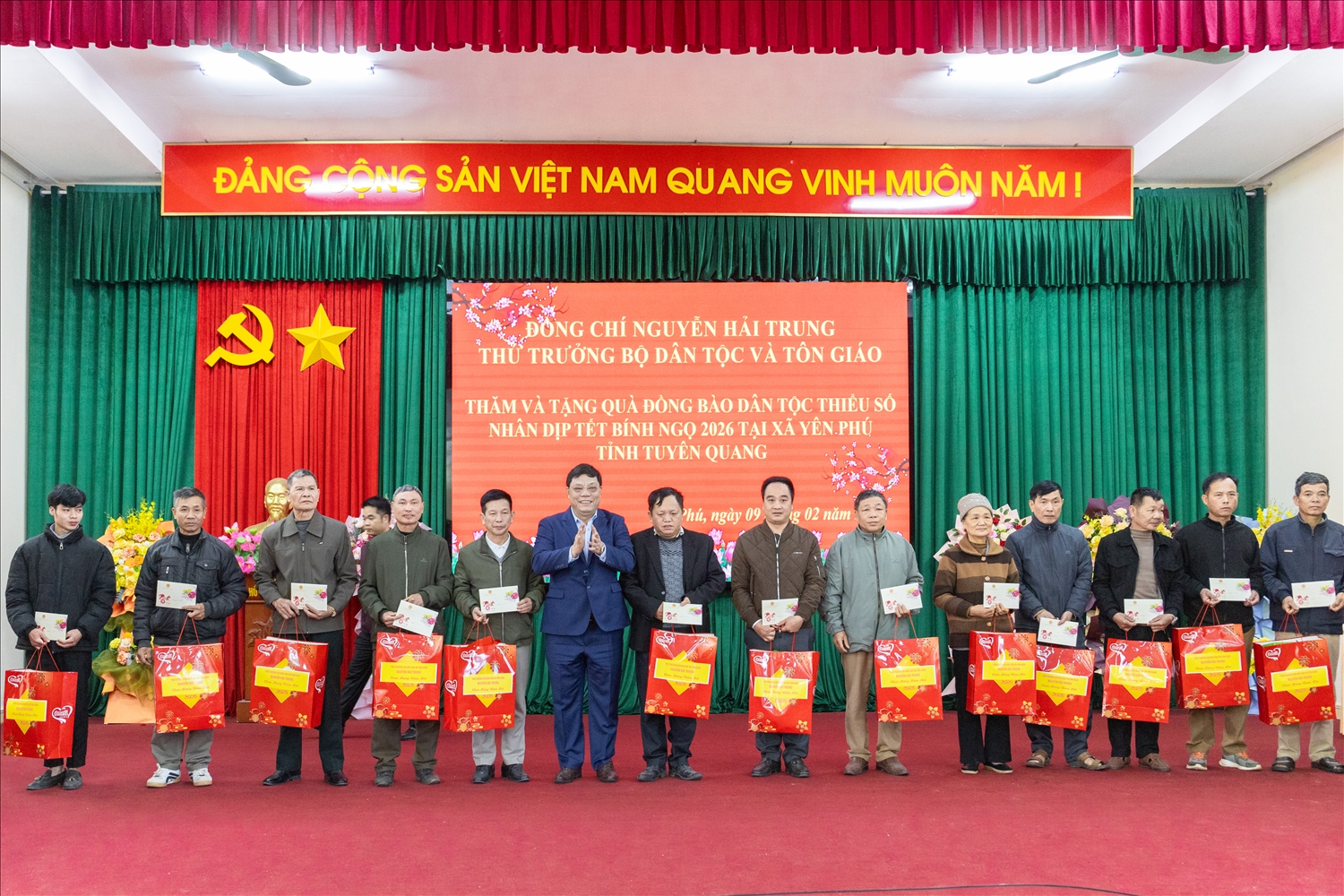 Thứ trưởng Bộ Dân tộc và Tôn giáo Nguyễn Hải Trung trao quà Tết cho các đại biểu là Người có uy tín trên địa bàn xã Yên Phú