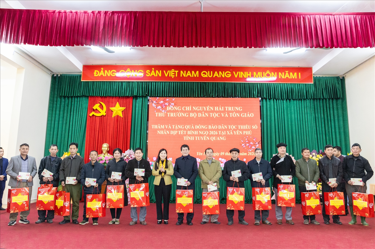 Phó Chủ tịch HĐND tỉnh Tuyên Quang Lê Thị Thanh Trà trao quà Tết cho các đại biểu là Người có uy tín trên địa bàn xã Yên Phú