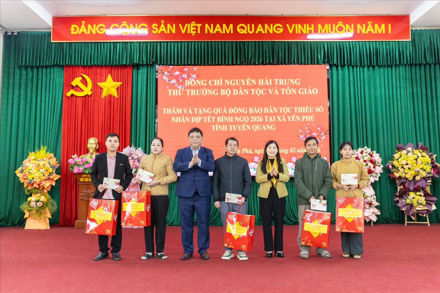Thứ trưởng Bộ Dân tộc và Tôn giáo Nguyễn Hải Trung và Phó Chủ tịch HĐND tỉnh Tuyên Quang Lê Thị Thanh Trà trao tặng quà Tết đại biểu là các chức sắc, chức việc tôn giáo trên địa bàn xã Yên Phú