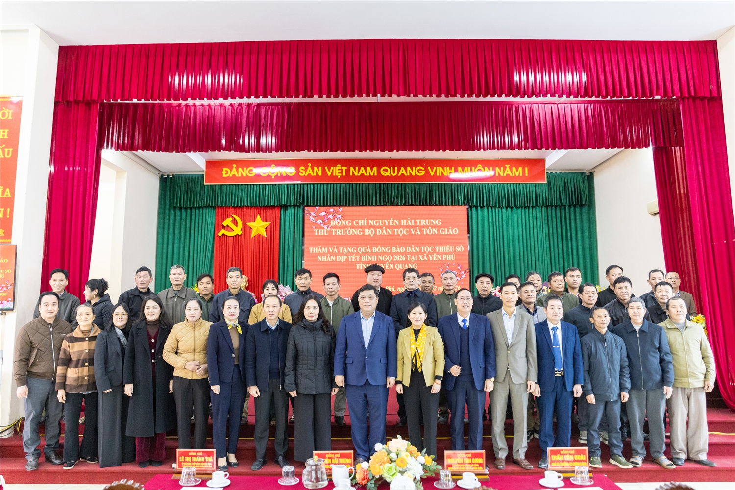 Đoàn công tác chụp ảnh lưu niệm cùng Đảng bộ, chính quyền và nhân dân xã Yên Phú