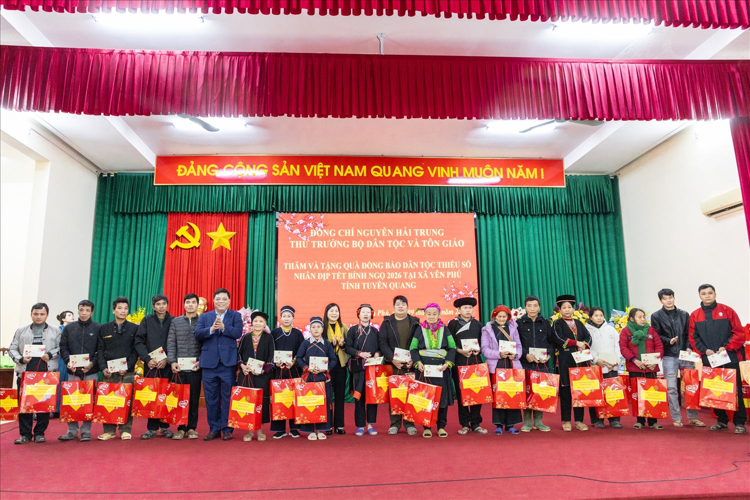 Thứ trưởng Bộ Dân tộc và Tôn giáo Nguyễn Hải Trung và Phó Chủ tịch HĐND tỉnh Tuyên Quang Lê Thị Thanh Trà trao tặng quà Tết cho các hộ đồng bào DTTS nghèo trên địa bàn xã Yên Phú