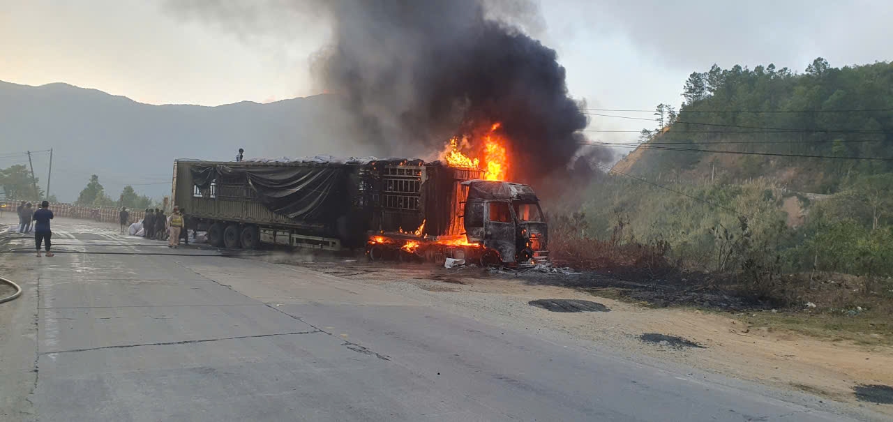 Xe tải bốc cháy ngùn ngụt trên đèo Lò Xo