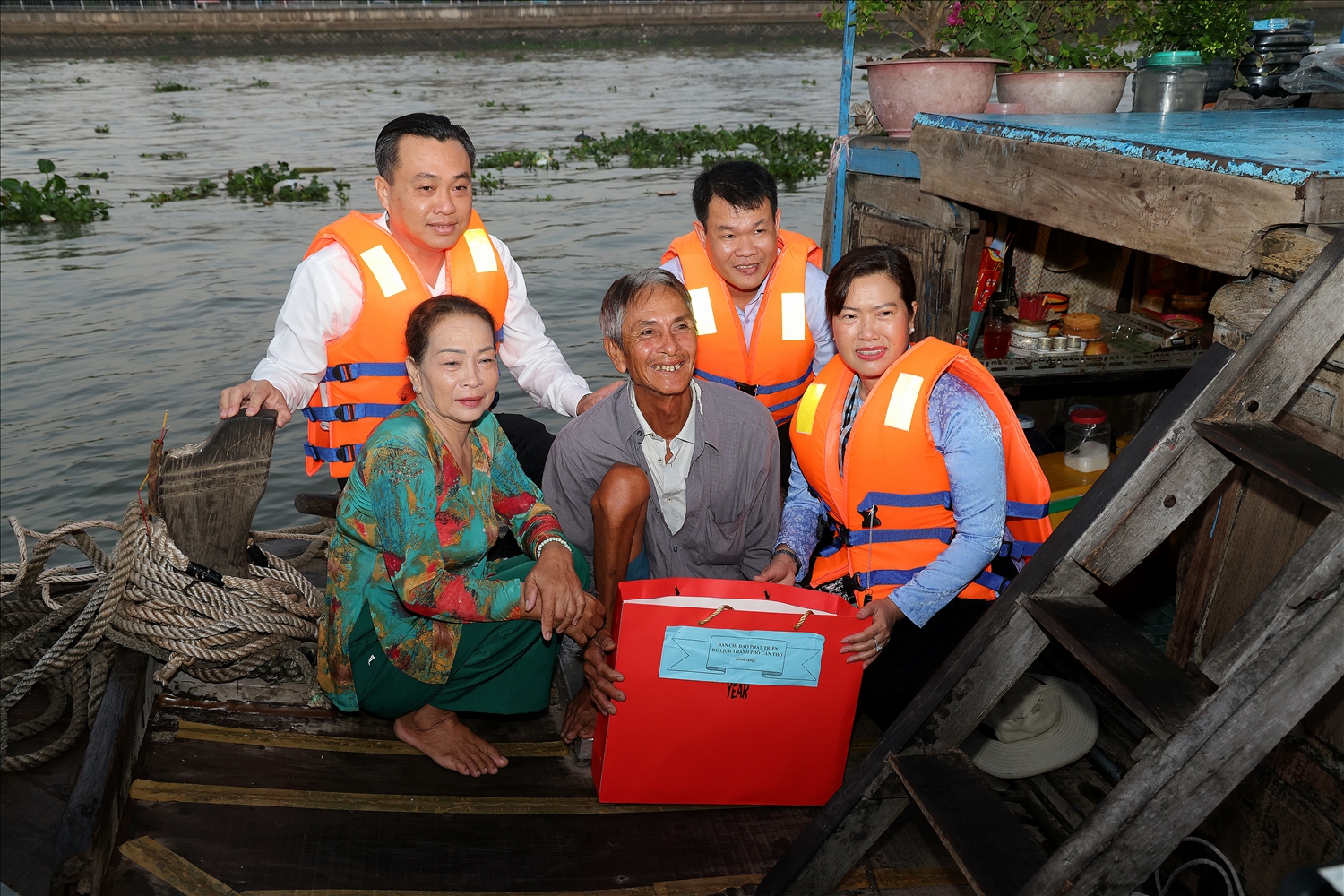 Lãnh đạo TP. Cần Thơ thăm, chúc Tết, trao quà tặng tiểu thương tại chợ nổi Cái Răng