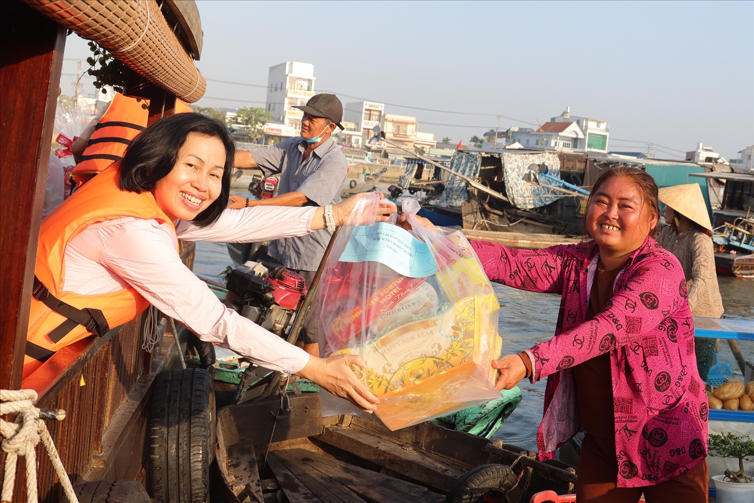 Việc thăm hỏi và tặng quà dịp Tết góp phần khích lệ bà con tiếp tục bám chợ, giữ nghề truyền thống, bảo tồn không gian văn hóa chợ nổi