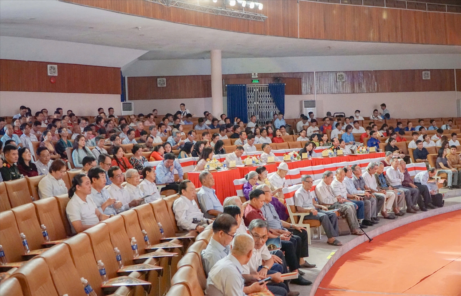 Các đại biểu tham dự họp mặt