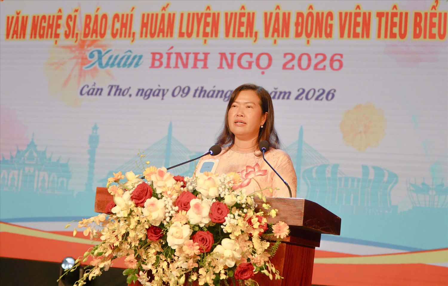 Phó Chủ tịch UBND TP. Cần Thơ Nguyễn Thị Ngọc Điệp thông tin về tình hình phát triển kinh tế - xã hội của thành phố trong năm 2025 và một số nhiệm vụ trọng tâm trong năm 2026