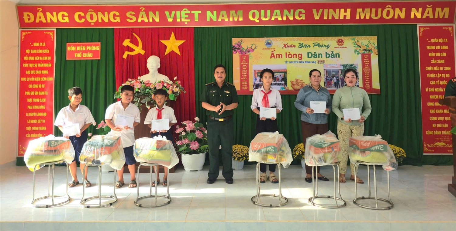Trung tá Danh Hiếu, Chính trị viên Đồn biên phòng Thổ Châu trao học bổng đến các em học sinh 