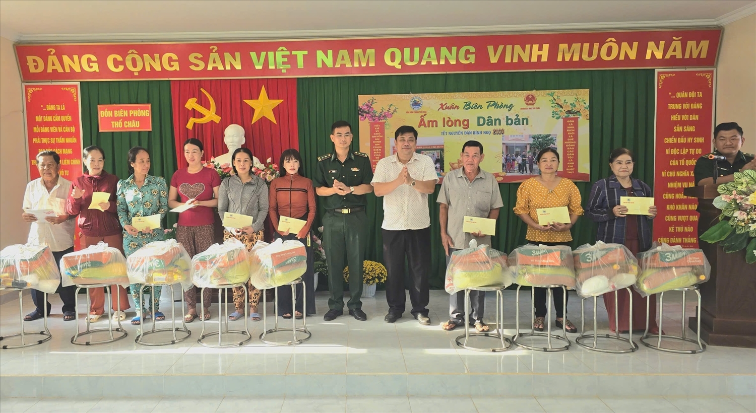 Ông Lâm Minh Hiển, Bí thư Đặc khu Thổ Châu cùng đại diện Đồn biên phòng trao quà đến các hộ gia đình có hoàn cảnh khó khăn 