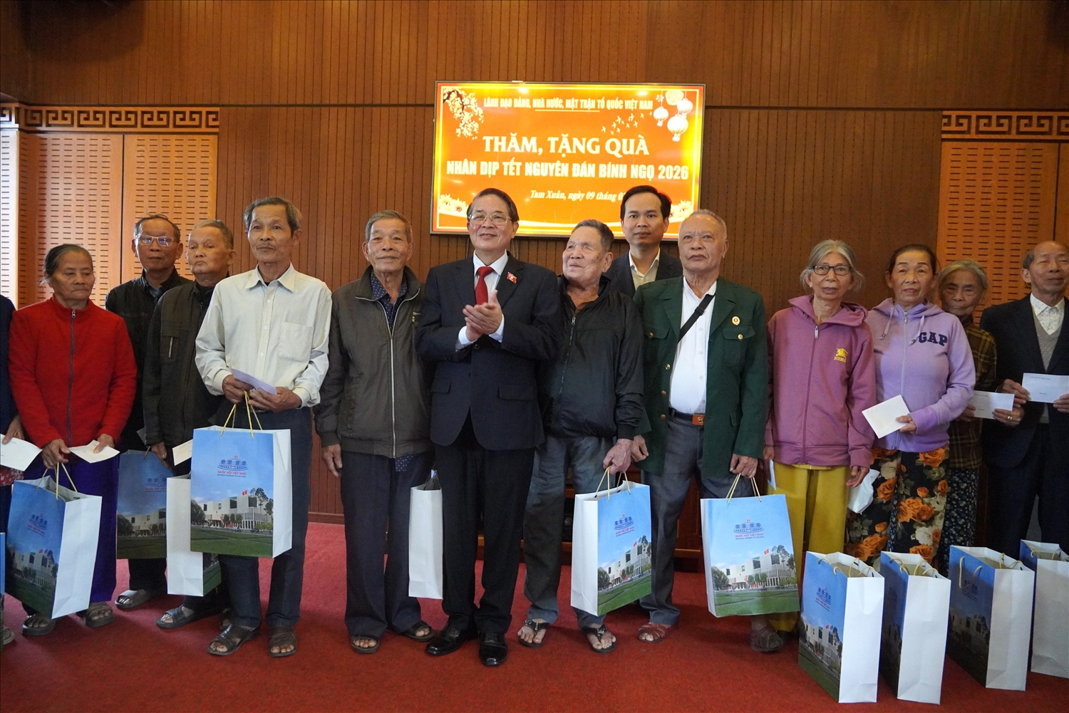 Phó Chủ tịch Quốc hội Nguyễn Đức Hải thăm, tặng quà cho gia đình chính sách và hộ có hoàn cảnh khó khăn trên địa bàn TP Đà Nẵng. (Ảnh PT)