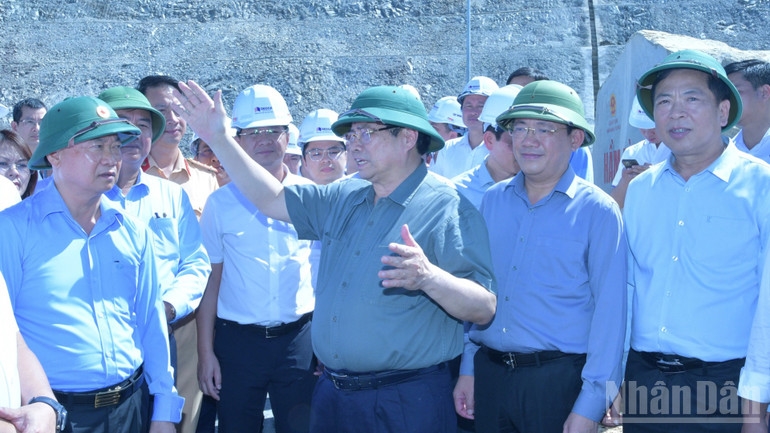 Thủ tướng Phạm Minh Chính chỉ đạo các chủ thể liên quan sớm đưa các dự án cao tốc hoàn thành và đi vào vận hành. (Ảnh: Thanh Giang)