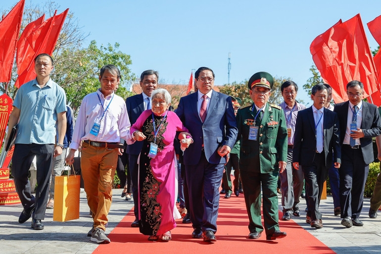 Thủ tướng Phạm Minh Chính cùng Mẹ Việt Nam Anh hùng Ngô Thị Lùng (99 tuổi) và Anh hùng Lực lượng vũ trang nhân dân Ngô Thanh Trang tới dự Lễ kỷ niệm 120 năm Ngày sinh Thủ tướng Phạm Văn Đồng. (Ảnh: Nhật Bắc/VGP)